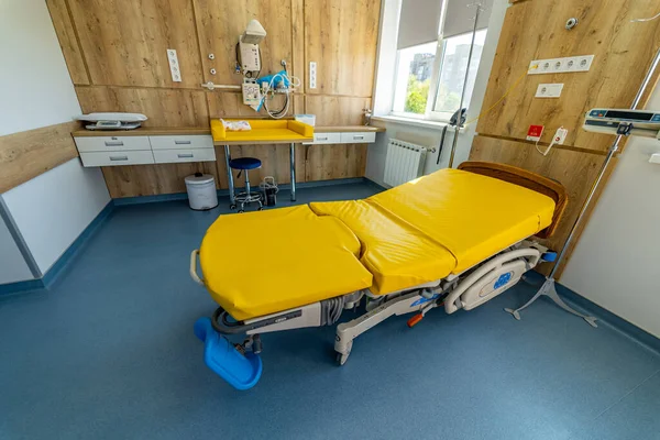 妊産婦病棟に患者ベッドを空にします 出産病院の近代的な光区 — ストック写真