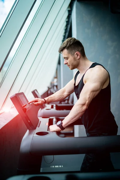 Junger Athletischer Mann Läuft Der Turnhalle Schöne Sportler Haben Indoor — Stockfoto