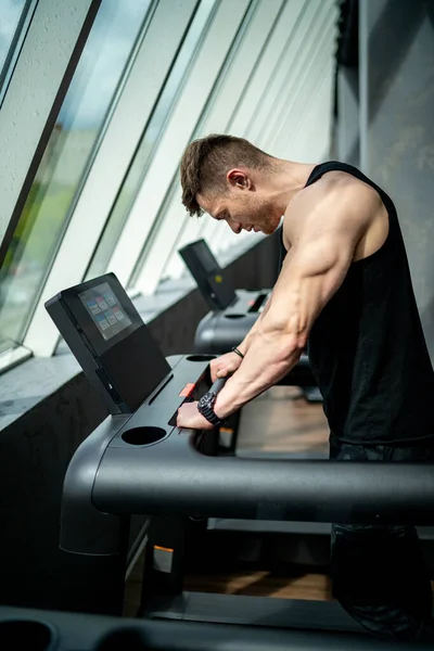 Sportlich Müde Männer Legen Nach Dem Ausdauertraining Eine Pause Ein — Stockfoto