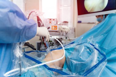 Travma cerrahisi operasyon süreci. Ameliyathane cerrahi ekipman ile cerrahlarından grubudur. Tıbbi geçmişi