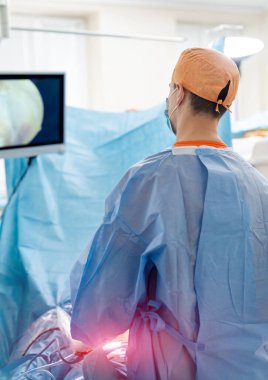 Tıbbi ekipman kullanılarak ameliyat işlemi. Cerrah ameliyathanede ameliyat ekipmanlarıyla. Tıbbi geçmiş.