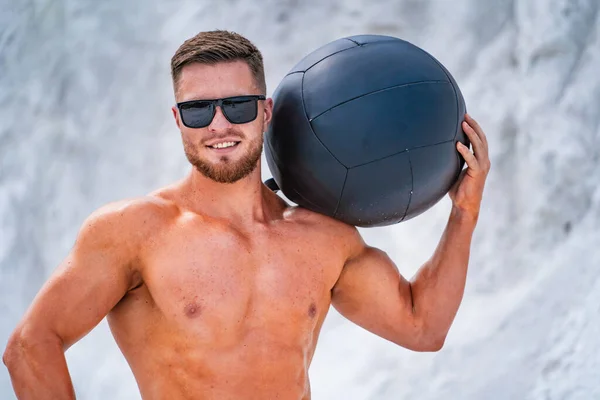Músculo Bonito Homem Forte Posando Para Câmera Com Bola Retrato — Fotografia de Stock