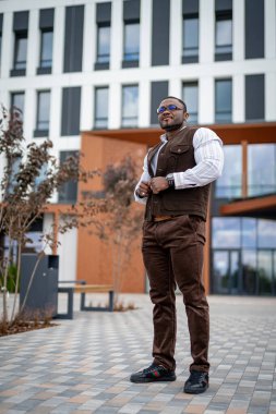 Gündelik giysiler içinde çekici bir adam yanından geçiyor. Genç yakışıklı adam şehir sokaklarında yürüyor..