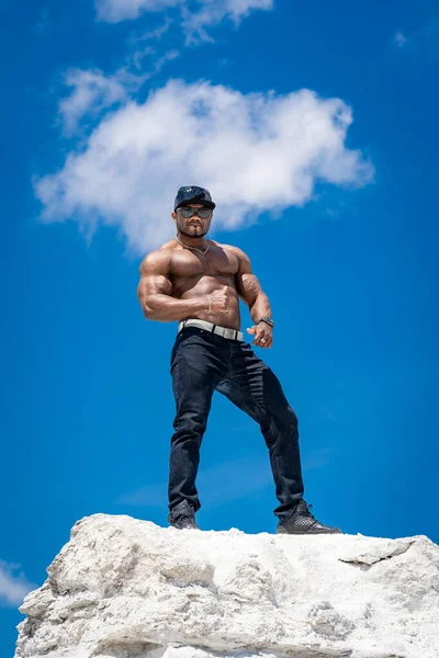 Handsome Athletic Man Blue Sky Muscular Strong Bodybuilder Posing Camera — Stock Photo, Image