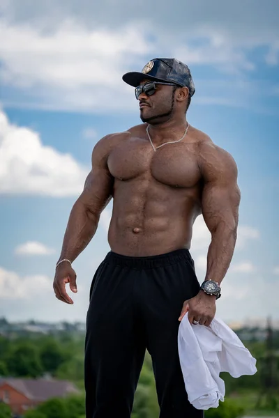 Muskulöser Gutaussehender Mann Mit Nacktem Oberkörper Athletischer Nackter Mann Steht — Stockfoto