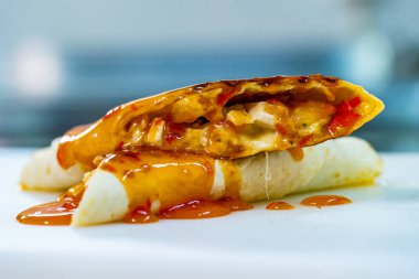 Lokantada nefis kızarmış öğle yemeği. Soslu ızgara leziz..