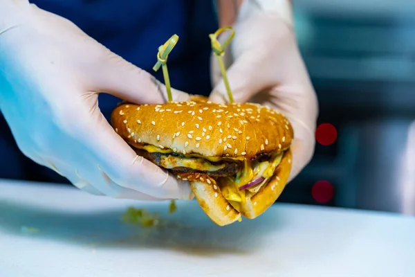 Hambúrguer Americano Saboroso Que Segura Mãos Fast Food Delicioso Sanduíche — Fotografia de Stock
