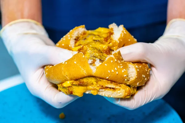 Roti Lapis Cepat Saji Lezat Amerika Hamburger Lezat Memegang Tangan — Stok Foto