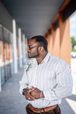 Şehir caddesinde duran yakışıklı bir ofis çalışanı. Şehirde genç bir işadamı.