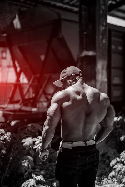 Schöner Bodybuilder Mit Nacktem Oberkörper Oben Ohne Muskulöser Mann Posiert — Stockfoto