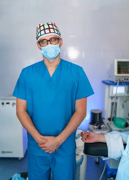 Portret Van Een Arts Medisch Specialist Operatiekleding Verticaal Portret Klinische — Stockfoto