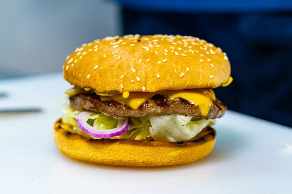 Visão Comprimento Total Hambúrguer Fresco Com Carne Picada Grande Hambúrguer — Fotografia de Stock