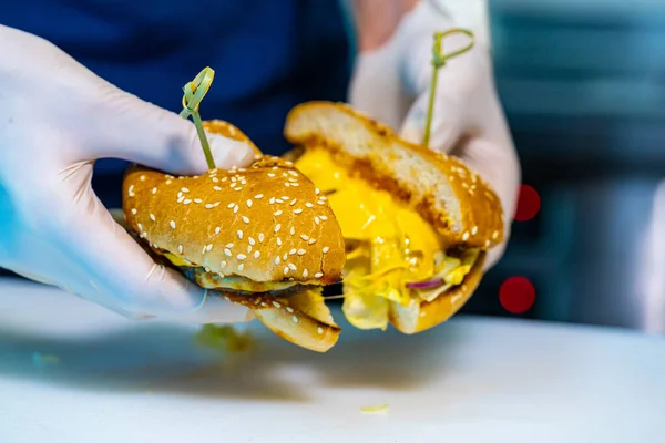 Cortado Meio Saboroso Cheesburger Apetitoso Chef Luvas Mostrando Hambúrguer Com — Fotografia de Stock