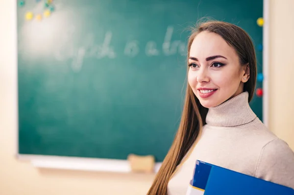 Młoda Piękna Nauczycielka Klasie Nauczyciel Trzymający Teczkę Klasie Szkoły Lub — Zdjęcie stockowe