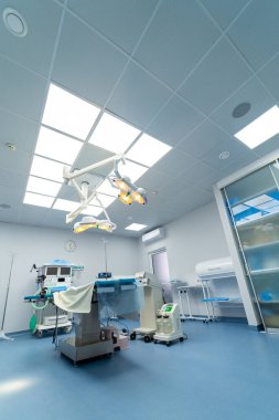 Temiz steril operasyon koğuşu. Cerrahi kliniğindeki boş modern ameliyathane.
