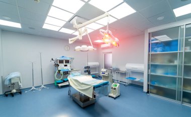 Cerrahi kliniğindeki boş modern ameliyathane. Temiz steril operasyon koğuşu.