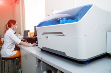 Virüs makinesinin bilimsel analizi. Modern tıbbi biyokimya laboratuvarı.