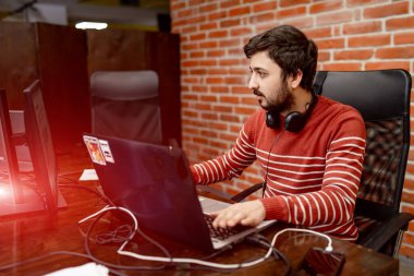 İş yerindeki genç programcı. Girişim işi. Program geliştirme ve kodlama teknolojileri kavramı