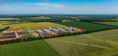 Biyogaz kompleksi, depolama tankları, enerji üretim tesisi, yükseklikten görüş. Modern biyo-benzin istasyonu ya da fabrika binası. Biyolojik gaz santrali. Sürdürülebilir üretim. Ekolojik üretim