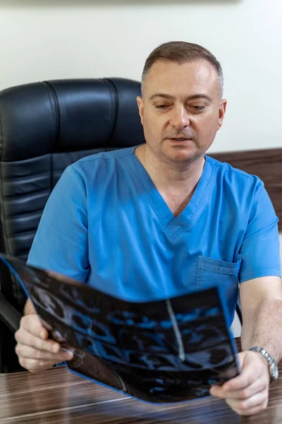 Специалист Здравоохранению Работающий Результатами Пациентов Врач Ставящий Диагноз — стоковое фото