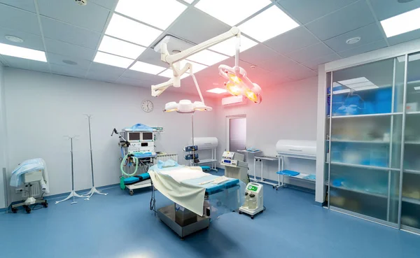 外科クリニックに近代的な手術室を空にします 滅菌運転区をきれいにする — ストック写真