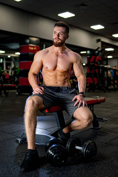 Fisiculturista Muscular Bonito Tem Descanso Após Treinamento Shirtless Homem Forte — Fotografia de Stock