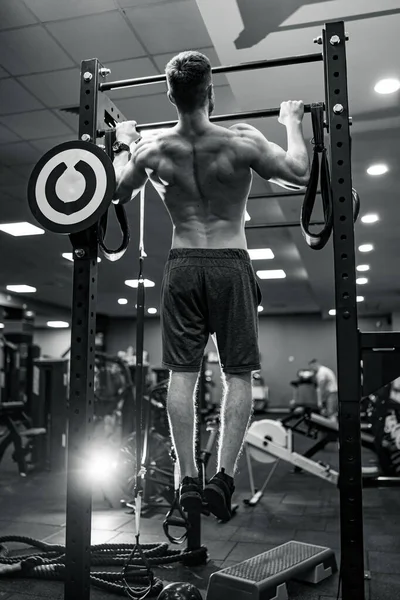 Güçlü Kaslı Adam Yaklaşıyor Güçlü Formda Bir Erkek Sırtını Çalıştırıyor — Stok fotoğraf
