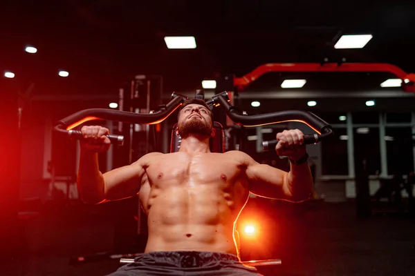 Starker Sportler Mit Nacktem Oberkörper Beim Training Fitnessstudio Schöner Mann — Stockfoto