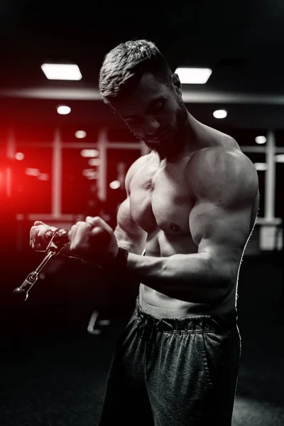 Güçlü Sporcu Vücut Geliştirici Spor Salonunda Poz Veren Yakışıklı Kaslı — Stok fotoğraf