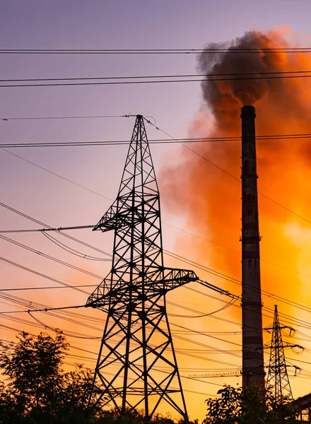 Líneas Eléctricas Alto Voltaje Industria Tuberías Con Humo Oscuro Cerca — Foto de Stock