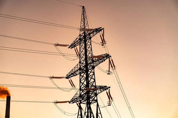 Paisaje Industrial Torre Líneas Eléctricas Sobre Fondo Cielo Naranja Energía — Foto de Stock