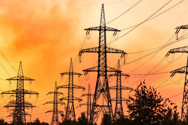 Líneas Transmisión Contra Cielo Rojo Nocturno Torres Eléctricas Alto Voltaje — Foto de Stock