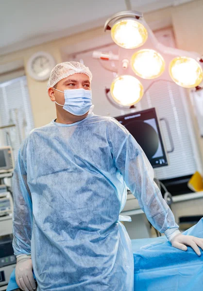 Chirurg Operatiekamer Gezichtsmasker Die Wegkijkt Portret Van Een Mannelijke Arts — Stockfoto