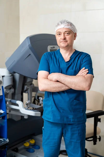 Χειρούργος Στέκεται Χέρια Σταυρωμένα Ρομποτική Μηχανή Στο Παρασκήνιο Και Χαμογελώντας — Φωτογραφία Αρχείου