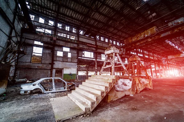 Construção Antiga Com Escadas Estrutura Carro Antigo Fundo Planta Quebrada — Fotografia de Stock