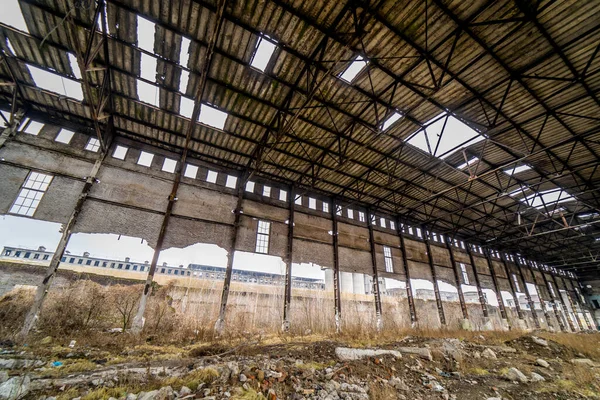 Ruined Plant Interior Pitted Roof Sun Shines Empty Space Abandoned — Stock Photo, Image