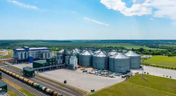 Indústria Agrícola Fábrica Moderna Campo Verde Com Elevadores Aço Edifícios — Fotografia de Stock