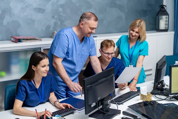 Team Doctors Working Office Computer Discussing Medical Issues Portrait Medical — стоковое фото