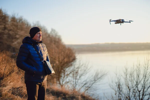 Bediener Schaut Auf Seinen Quadrocopter Mann Fotograf Mit Drohne Aeromodelling — Stockfoto