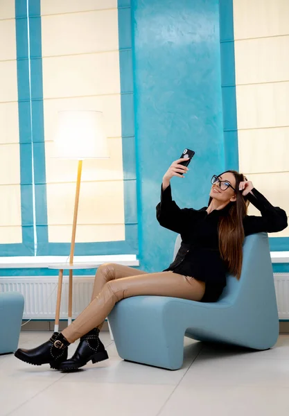 Magnifique Femme Souriante Portant Des Lunettes Faisant Selfie Joyeux Jeune — Photo