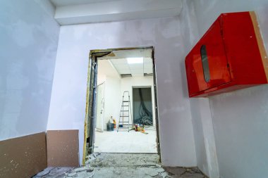 Yeni evin içini yeniliyorum. Elektrik kablolarını yenileme odası.