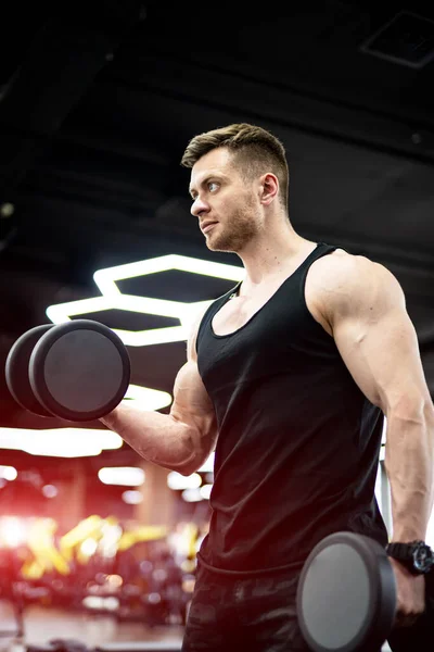 Güçlü Yakışıklı Adam Spor Salonunda Çok Çalışıyor Vücut Geliştirici Pazılarını — Stok fotoğraf