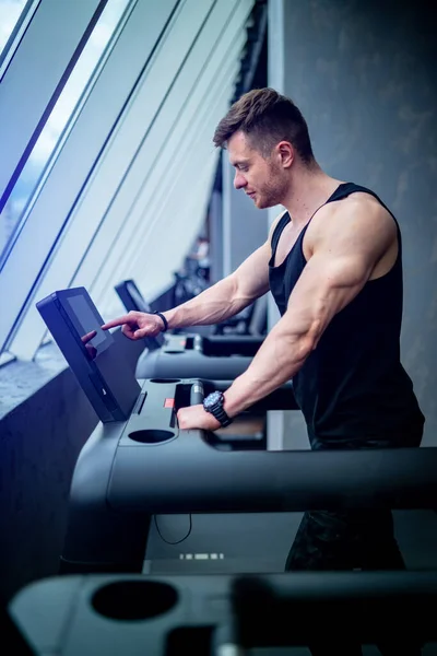 Sportlicher Starker Mann Trainiert Cardio Fitnessstudio Männlicher Läufer Auf Dem — Stockfoto