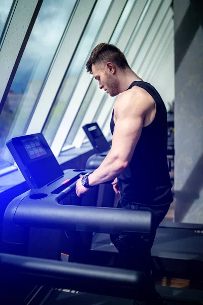 Männlicher Läufer Auf Dem Laufband Fitnessstudio Beim Cardio Training Sportlicher — Stockfoto