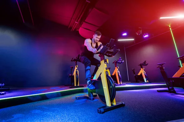 Schöner Mann Beim Radfahren Fitnessstudio Junge Aktive Lebensweise Erwachsener Mann — Stockfoto