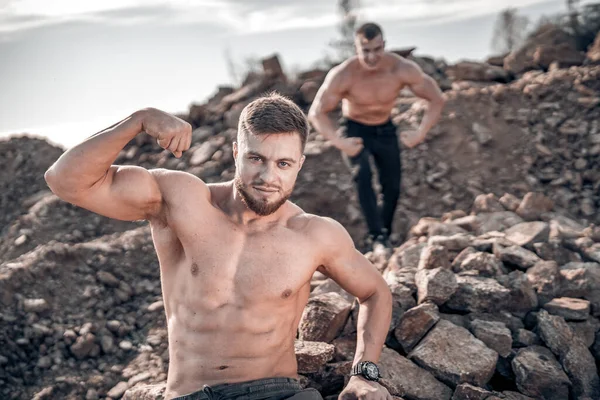 Les Gars Musclés Avec Torse Posant Avec Les Mains Tendues — Photo