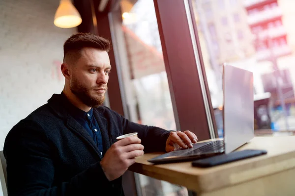 Przystojny Młody Człowiek Pracujący Laptopem Nowoczesnej Kawiarni Stylowy Mężczyzna Pracujący — Zdjęcie stockowe