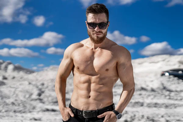 Fitnessstarke Männer Beim Training Freien Vor Felsigem Hintergrund Bodybuilder Konzept — Stockfoto