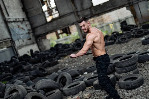 Strong Young Man Lifts Tires Shirtless Big Muscles Perfect Abs — Stock Photo, Image