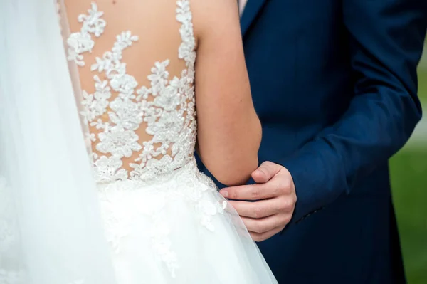 Esküvői Téma Friss Házasok Egymáshoz Kötődése Együtt Állunk Vőlegény Menyasszony — Stock Fotó